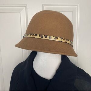 Trending retro ladies cloche hat 100% wool tan leopard print band accent o/s